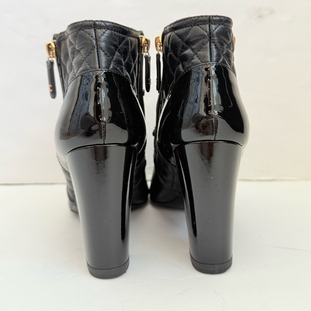 CHANEL 2017 Black Lambskin Patent Calfskin Leather Chain CC Ankle Boots EU 39 - Picture 3 of 10